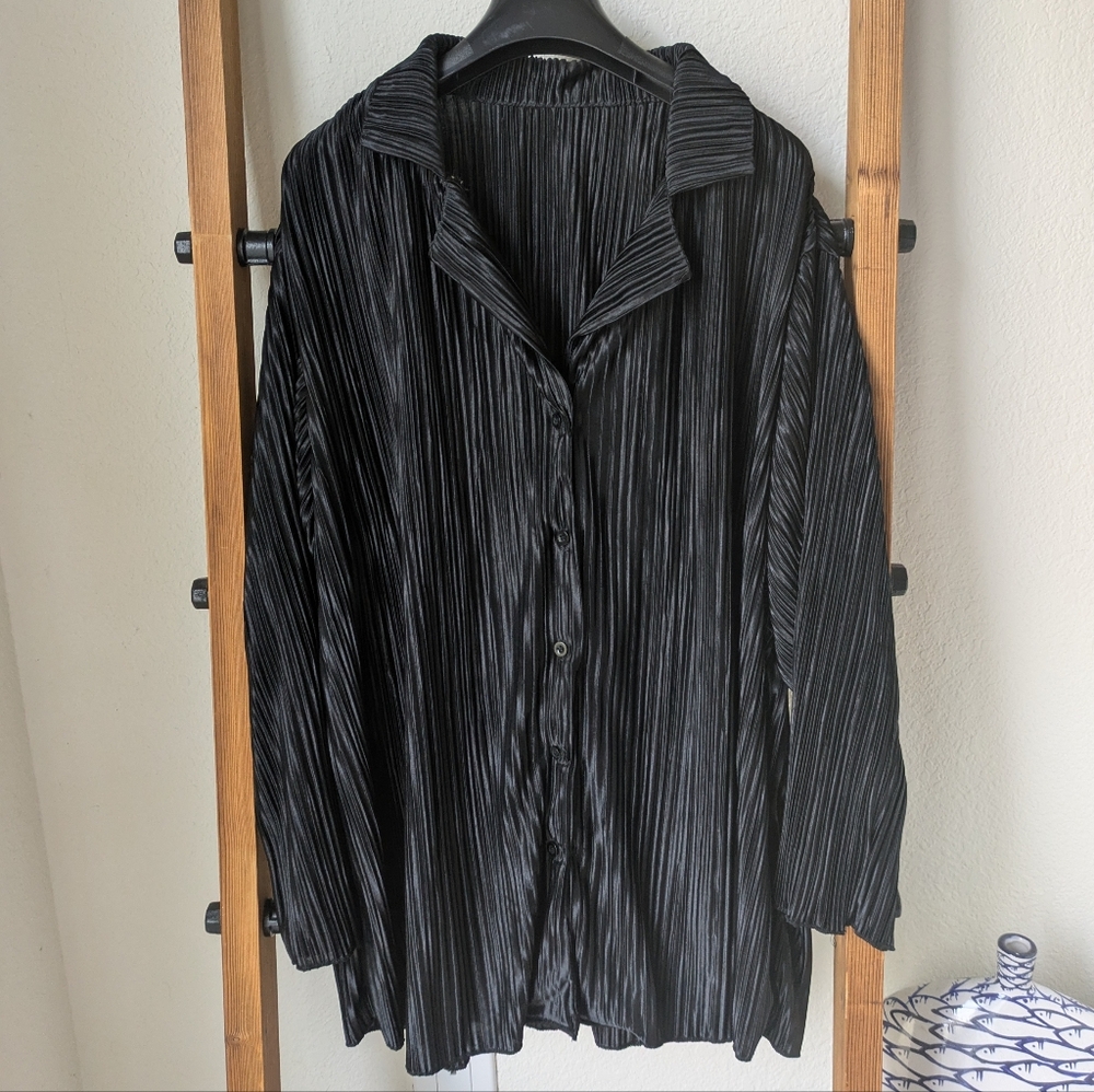 Source Unknown Women's Black Oversized Plisse Button Down Shirt - Size L